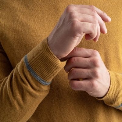 maglia-girocollo-color-senape-dettaglio-piping-a-contrasto